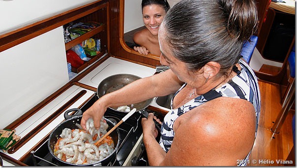 Mara e Camila na cozinha do Astral